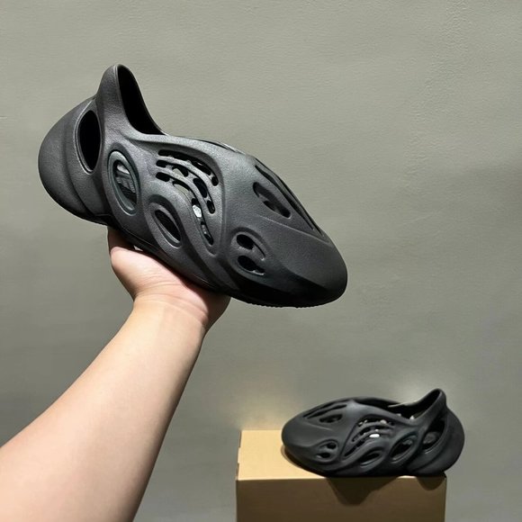 Yeezy泡沫跑步者缟玛瑙